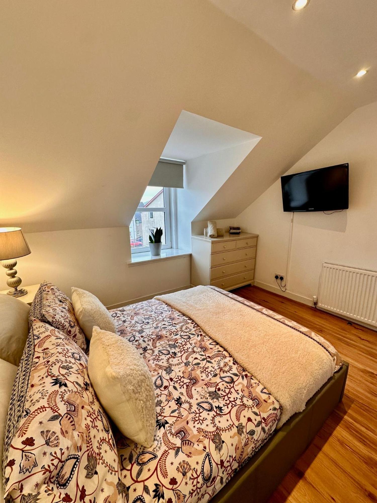 3-Bedroom Flat In The City Centre Next To The River Ness Инвернесс Экстерьер фото